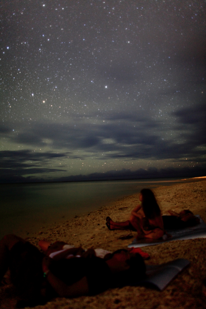 南の島で星空を眺める