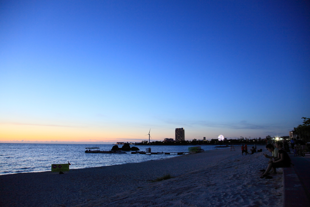 夕暮れの海岸