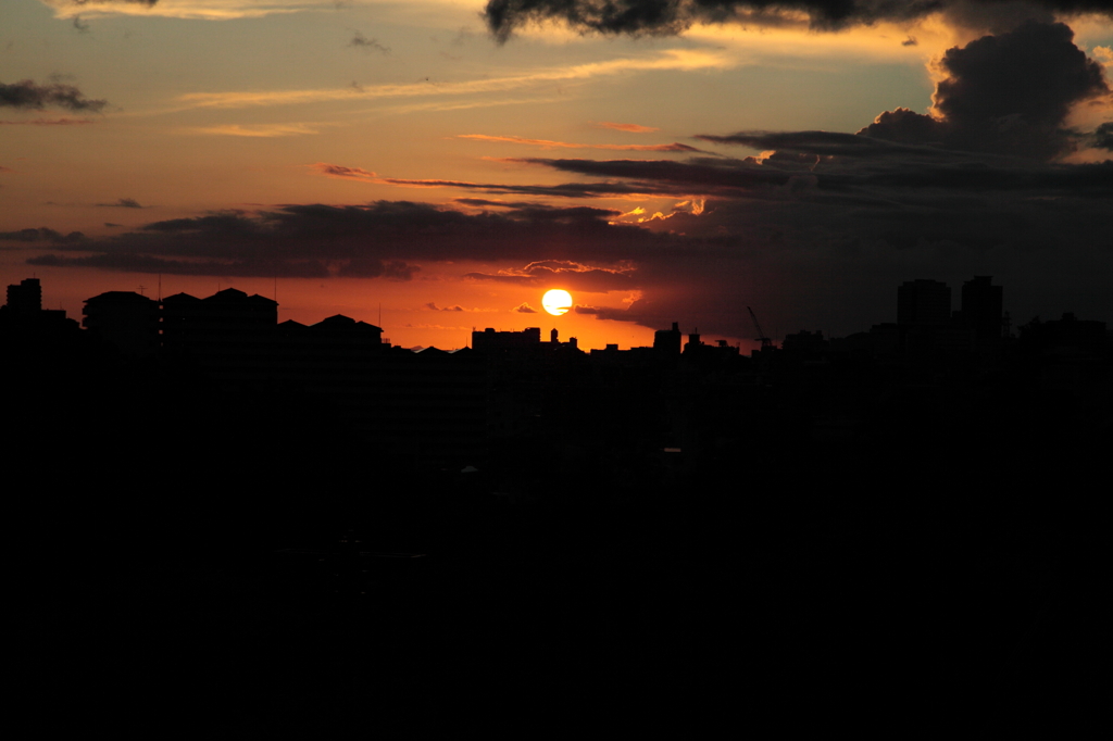 首里の街に沈む夕日