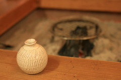 一輪挿しと箱火鉢