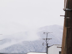 山に雪が！