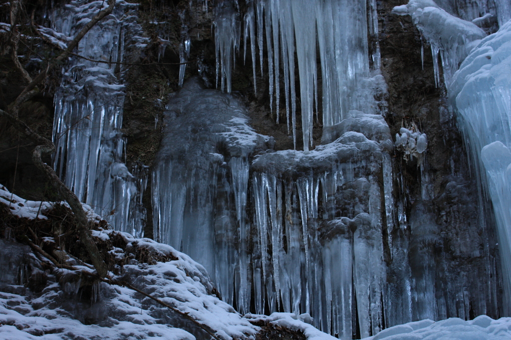 凍りついた滝