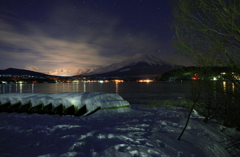 耐えて待つ春山中湖