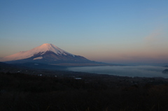 紅に染まる富士、霧立つ山中湖