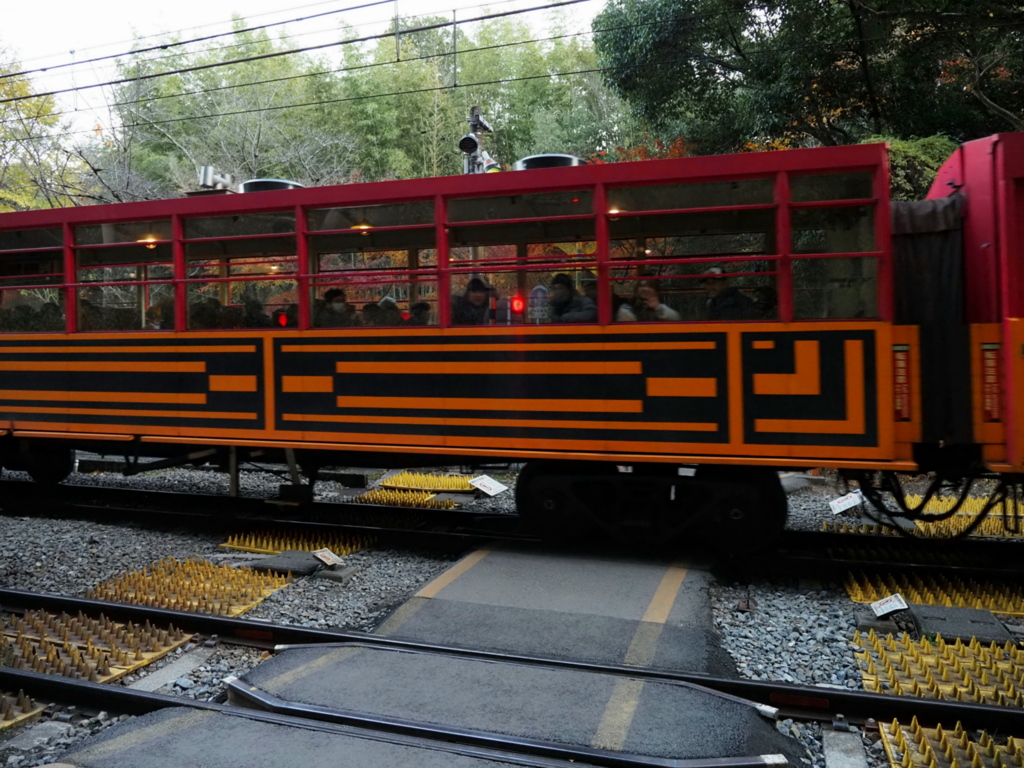 嵯峨野トロッコ列車通過待ち