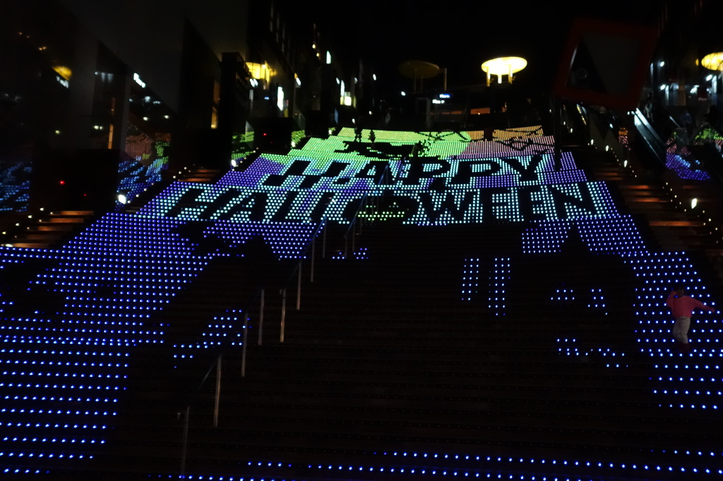 京都駅ﾋﾞﾙ大階段ｸﾞﾗﾌｨｶﾙ・ｲﾙﾐ201310_6HAPPY HALLOW