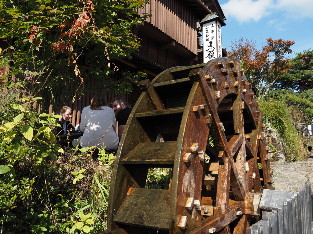 ここはどこ？Ⅵ＿水車の裏でミーティング