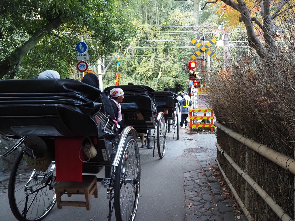 人力車踏切待ち