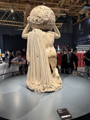 EXPO2025_・・・の後ろ姿とアルトゥーロ・フェラリンの飛行機