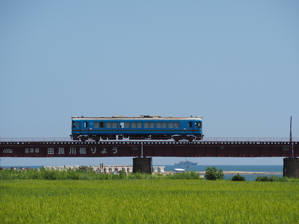 夏の由良川橋梁01_競演