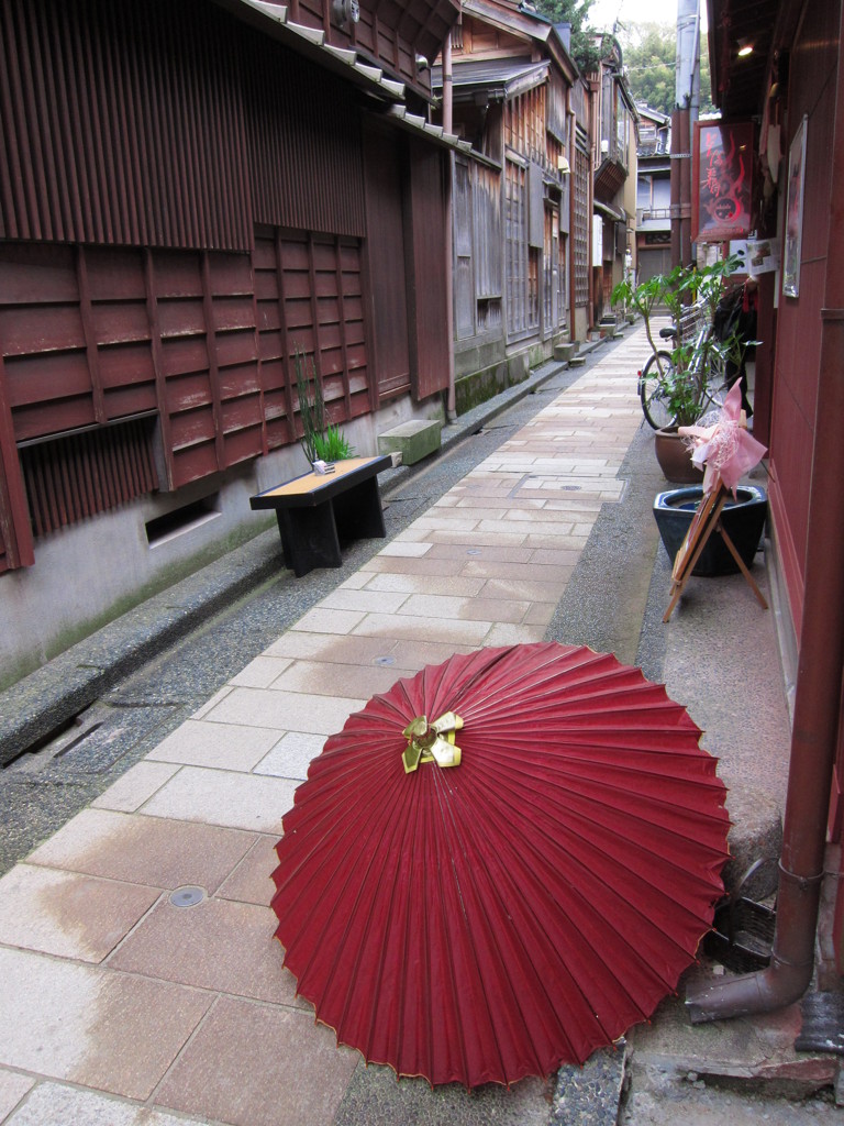 雨上がりの路地