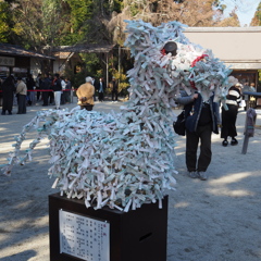 こちらはおみくじでできています