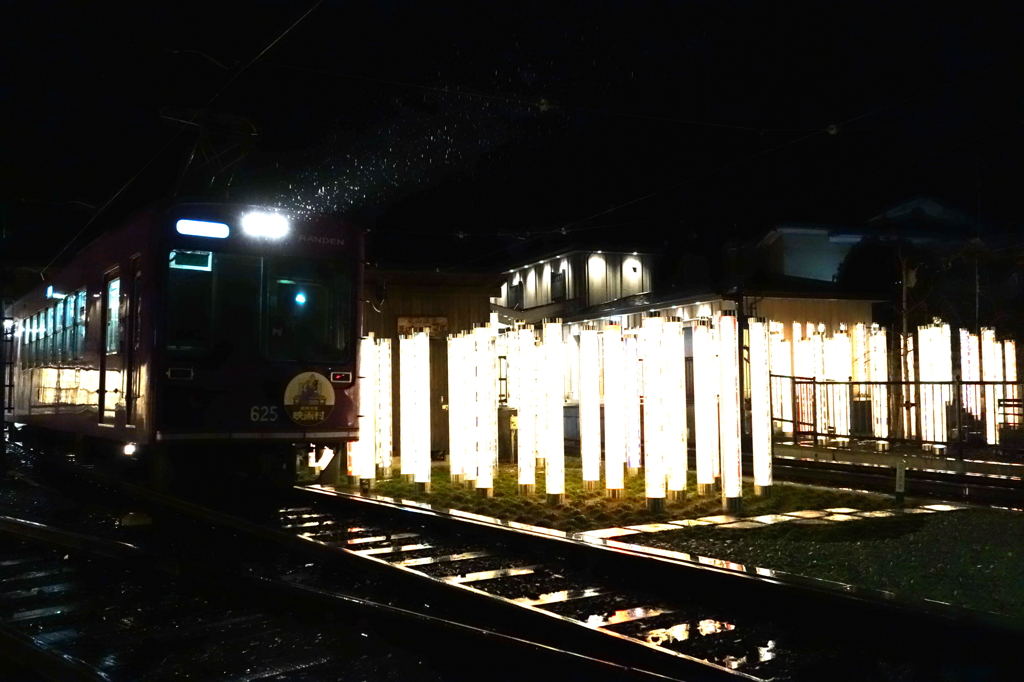 嵐電嵐山駅の夜02＿光の林