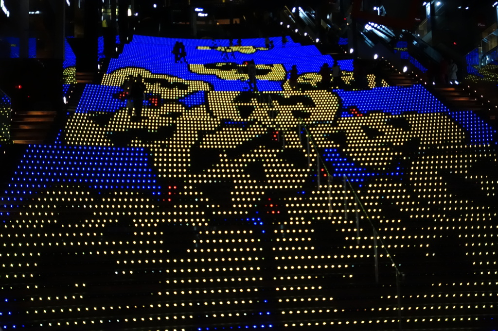京都駅ビル大階段 グラフィカル・イルミ201310＿５　落ちてくるかぼちゃ