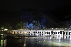 京都・嵐山花灯路01＿雨中の渡月橋ライトアップ