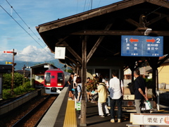夏の小布施駅にて