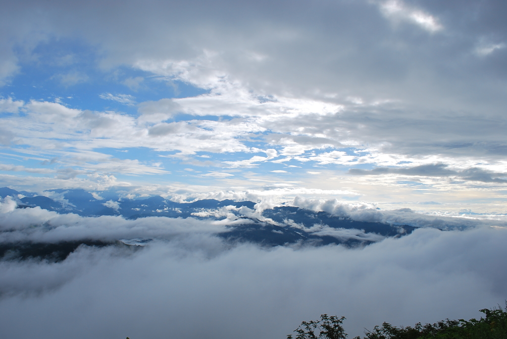 雲海の彼方には