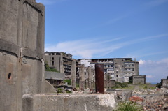 奥に見えるのが端島小中学校７階建て