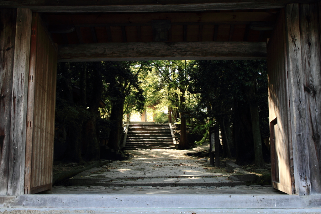 門の先に広がる風景