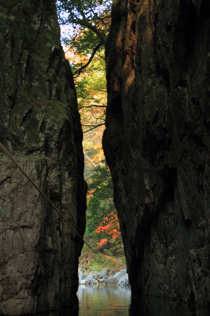 岸壁に挟まれた風景