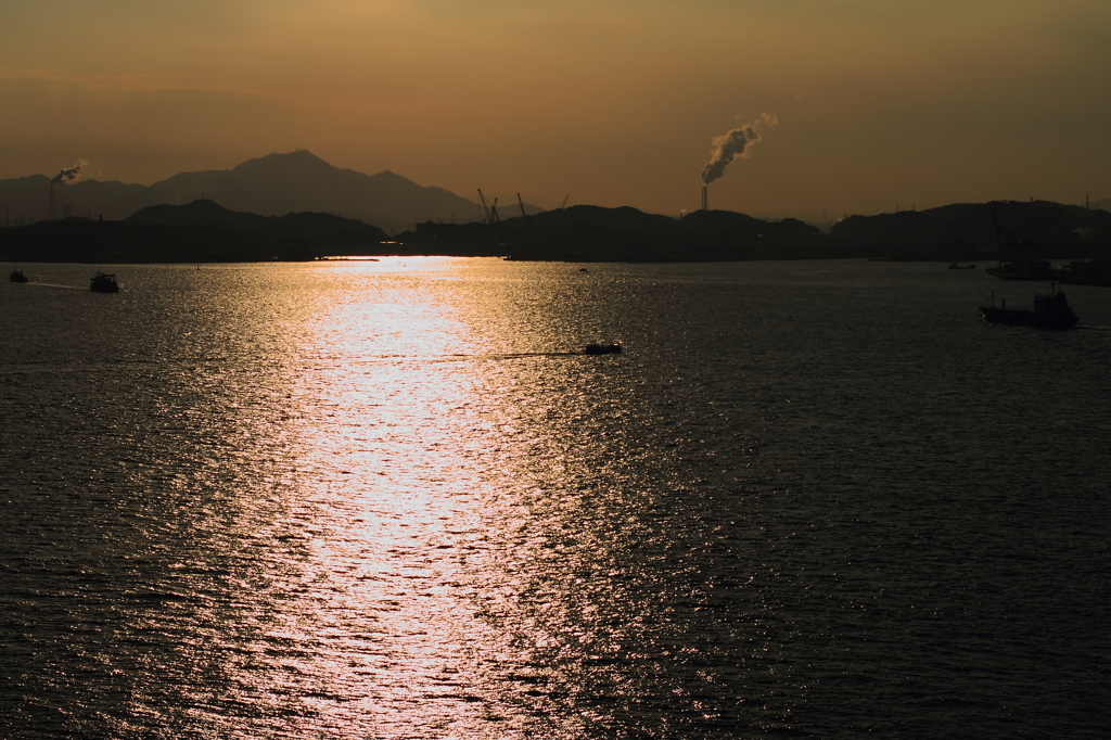 夕暮れの関門海峡