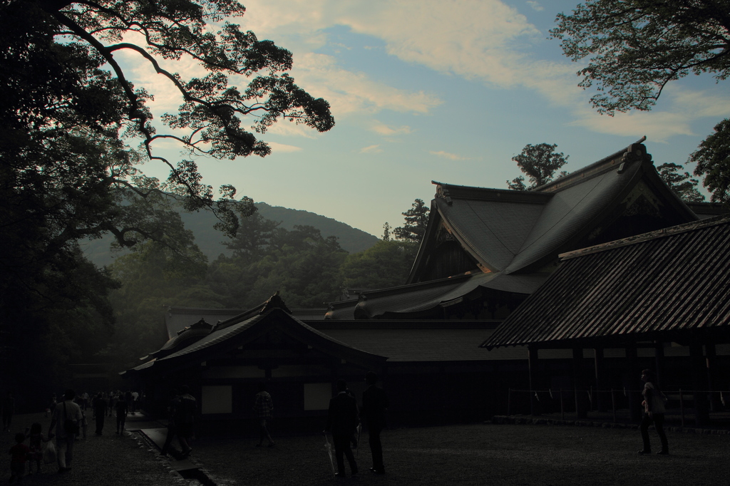 雨上がりの神楽殿