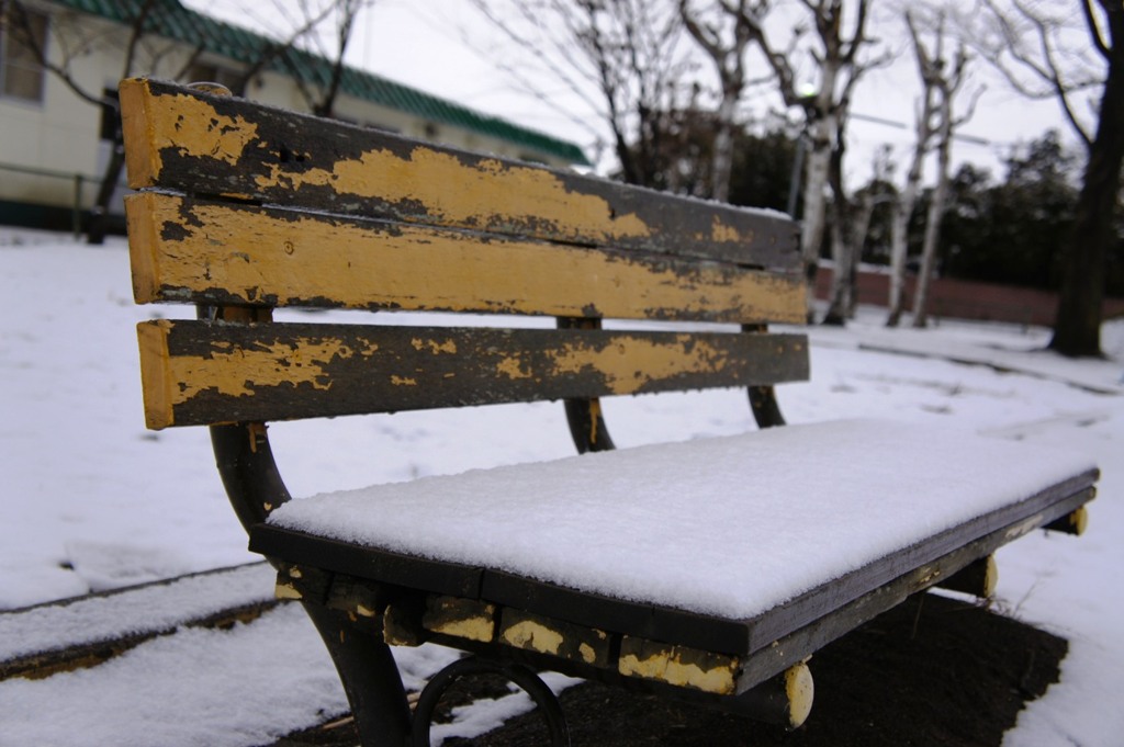 雪のベンチ