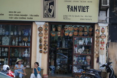 ベトナムの風景  『店先でサングラスのおばちゃん』