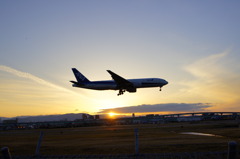 夕陽の福岡空港『いらっしゃ～い』