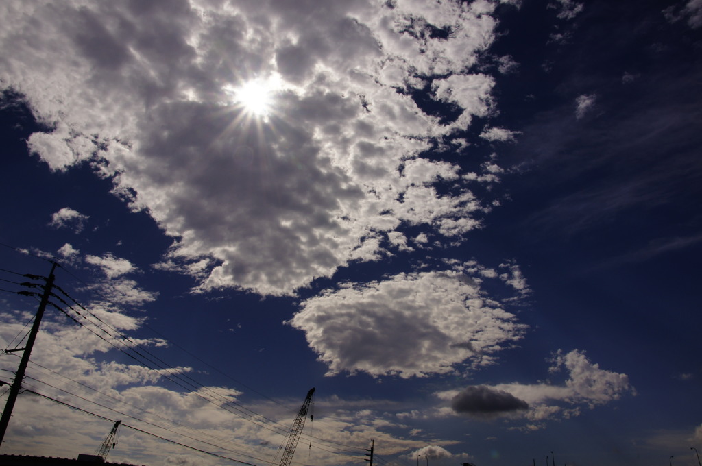 雲の隙間から