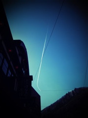 急カーブする飛行機雲