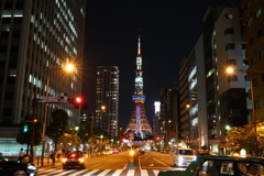 夜の桜田通りからの東京タワー