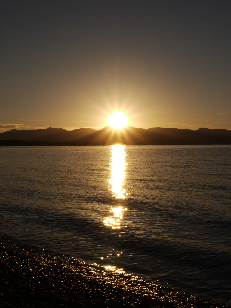 朝日を浴びる湖の波