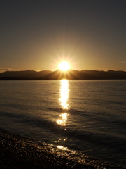 朝日を浴びる湖の波