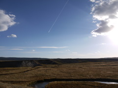 台地の上に、飛行機ひとつ。