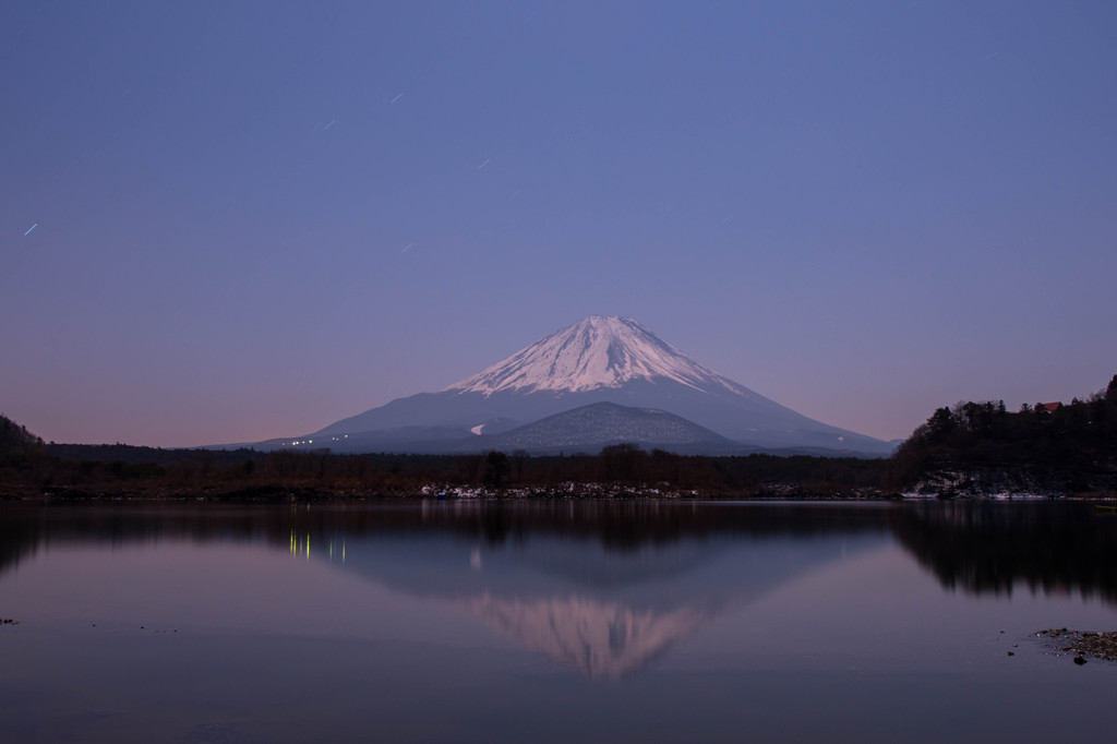 静かな湖面