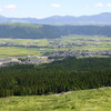 阿蘇の外輪山と町