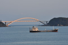 串本大橋と貨物船