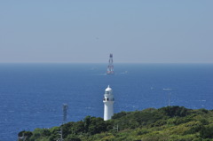 潮岬灯台とクレーン船