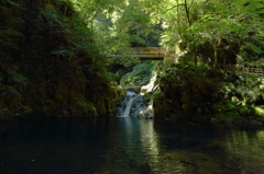 滝のある風景