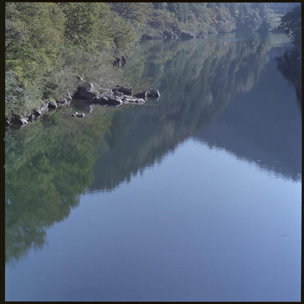 山間を流る