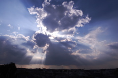 雲の切れ間から降り注ぐ『天使の梯子』　