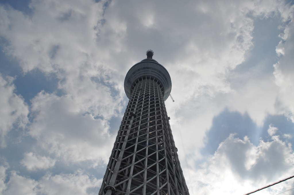 雲に突き刺さる