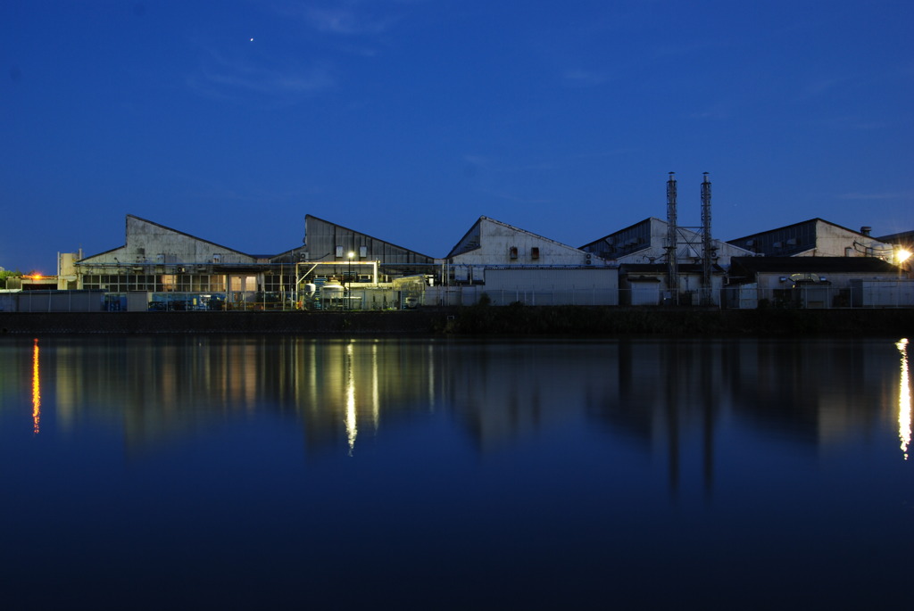 岸辺の工場