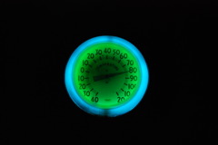 闇に浮かぶ温度計！？