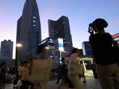 夕空とビルと少女