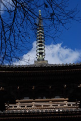 青空に伸びる塔