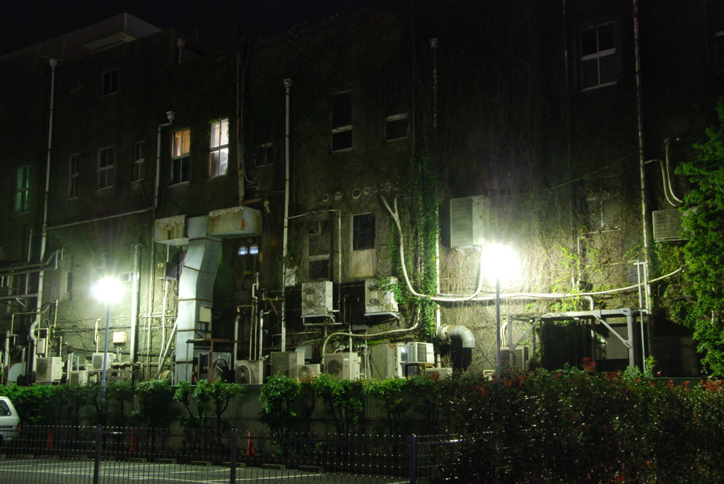 闇夜の雑居ビル