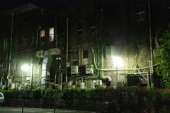 闇夜の雑居ビル