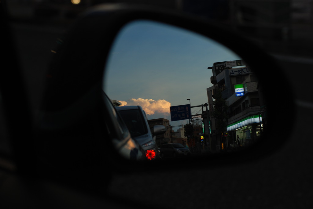 ミラー越しの夕雲